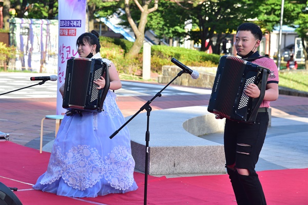 6월 1일 저녁 진주시청 광장에서 열린 ‘코로나19 극복 찾아가는 음악회’.