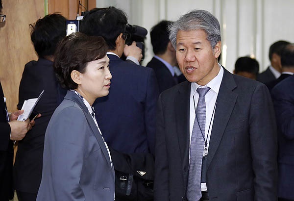  청와대 김수현 정책실장(오른쪽)과 김현미 국토교통부 장관이 지난 2018년 11월 20일 청와대에서 열린 제3차 반부패정책협의회에서 얘기를 나누고 있다.