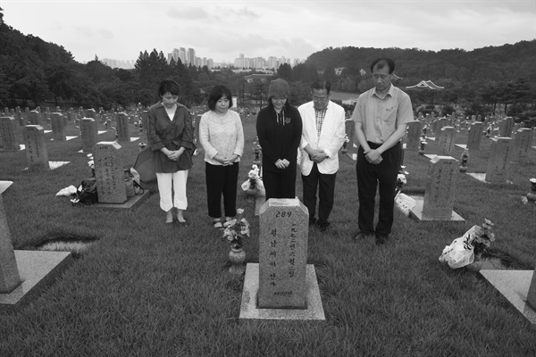 베트남 전쟁에 참전한 군인의 묘역에서 유가족이 추모를 하고 있다. 1일부터 6일까지 부산시청 전시실에서 열리는 ‘베트남전 참전 이후의 삶을 말하다 II-이재갑 기록전’ 사진 중 한 장이다.
