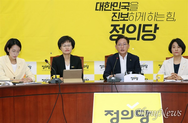 정의당 배진교 원내대표가 2일 오전 서울 여의도 국회에서 원내대책회의를 주재하고 있다. 