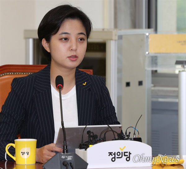 정의당 류호정 의원이 6월 2일 오전 서울 여의도 국회에서 열린 의원총회에서 모두발언을 하고 있다.