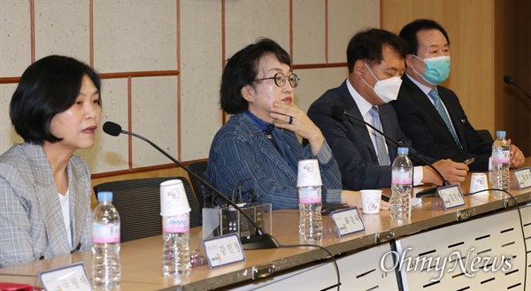 열린민주당 김진애 원내대표를 비롯한 지도부가 2일 오전 서울 여의도 국회 의원회관에서 기자간담회를 하고 있다. 