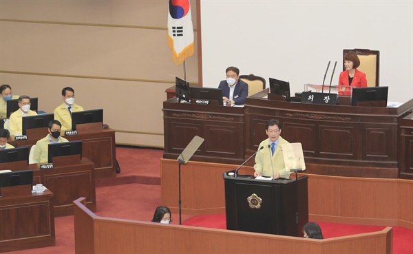 김경수 경남지사가 6월 2일 경남도의회 본회의에서 추경예산안에 대해 설명하고 있다.