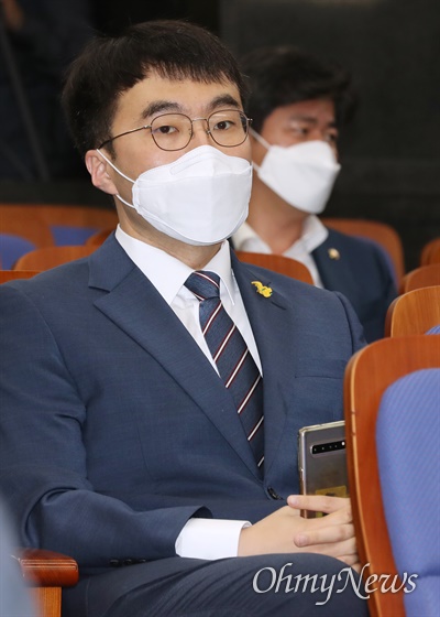 더불어민주당 김남국 의원이 2일 오전 서울 여의도 국회에서 열린 의원총회에 참석하고 있다.