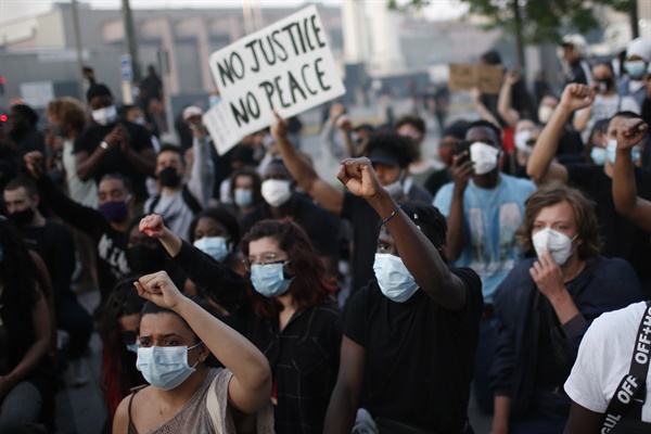 2일(현지시간) 프랑스 파리에서 경찰의 흑인에 대한 폭력에 반대하는 시위가 벌어지고 있다. 미국에서 경찰의 흑인에 대한 폭력에 항의하는 시위가 거세지는 가운데 이날 프랑스에서도 과거 경찰에 연행돼 숨진 흑인 청년 사건에 경찰의 책임을 묻는 시위가 벌어졌다.