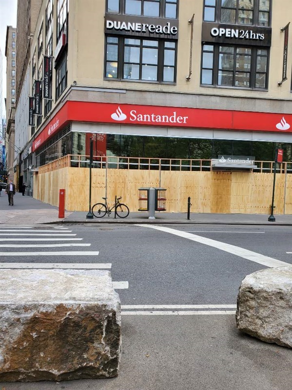 맨해튼에 있는 선탠더 은행은 약탈을 피하기 위해 출입문과 창문을 널빤지로 완전히 봉쇄했다.