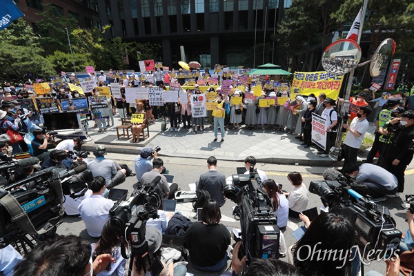 3일 오후 서울 종로구 일본대사관앞에서 '제1442차 일본군성노예 문제해결을 위한 수요시위'가 정의기억연대 주최로 열렸다.