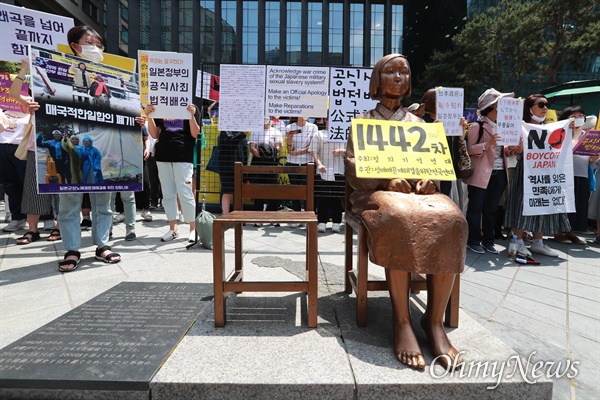 3일 오후 서울 종로구 일본대사관앞에서 '제1442차 일본군성노예 문제해결을 위한 수요시위'가 정의기억연대 주최로 열렸다.