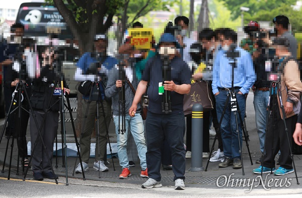 3일 오후 서울 종로구 일본대사관앞에서 보수유튜버들이 정의기억연대 주최 수요시위 현장을 촬영하고 있다.