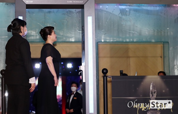 '대종상' 이정은, 숨길 수 없는 발열검사 이정은 배우가 3일 오후 서울 광진구의 한 호텔에서 열린 제56회 대종상영화제 시상식 레드카펫에서 발열체크를 하고 있다.