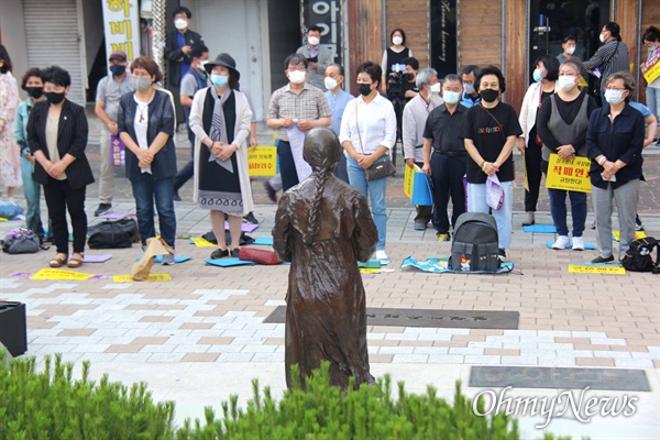 일본군 ‘위안부’ 문제 해결을 위한 경남시민행동은 3일 저녁 창원마산 오동동에 있는 인권자주평화다짐비 앞에서 “일본군 위안부 문제 해결을 위한 수요집회”를 열었다.