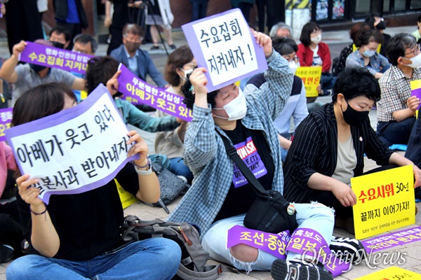 일본군 ‘위안부’ 문제 해결을 위한 경남시민행동은 3일 저녁 창원마산 오동동에 있는 인권자주평화다짐비 앞에서 “일본군 위안부 문제 해결을 위한 수요집회”를 열었다.