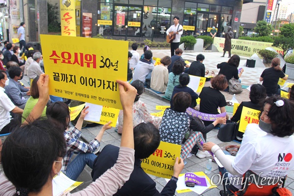 일본군 ‘위안부’ 문제 해결을 위한 경남시민행동은 3일 저녁 창원마산 오동동에 있는 인권자주평화다짐비 앞에서 “일본군 위안부 문제 해결을 위한 수요집회”를 열었다.