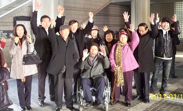 2011년 재심 승소 판결 직후 기뻐하는 전력당 사건 유가족