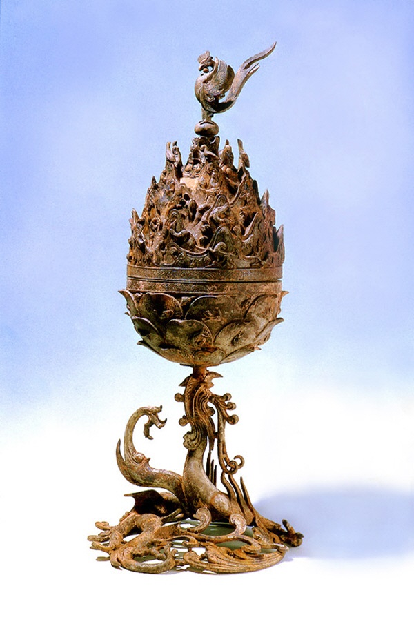 1996년 국보 제287호로 지정된 ‘백제금동대향로’ 백제 후기 사비시대 왕실의 절터였던 사적 제434호 ‘능산리 사지’에서 주차장 조성 공사 중 발견되었다. 동아시아에서 가장 크고 아름다운 향로로 밝혀졌다