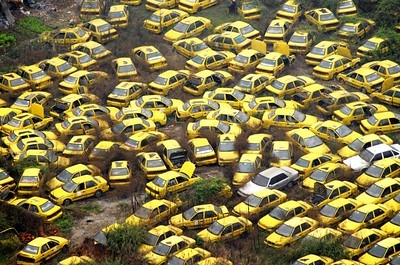 중국 충칭 공터에 버려진 택시들의 무덤 