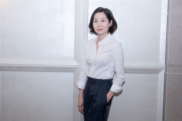  영화 <프랑스여자>에서 미라 역을 맡은 배우 김호정.