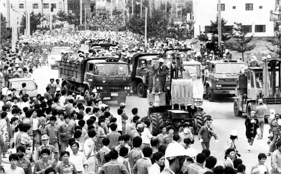1987년 여름 울산 동구 현대중공업, 현대자동차 노동자들이 트럭과 지게차를 앞세워 동구에서 남목고개를 넘어 중구 울산운동장까지 행진을 벌이고 있다. 이같은 노동자대투쟁은 그해 6월 민주항쟁이 도화선이 됐다. 