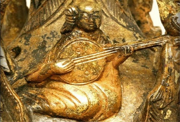 향로의 몸체에 새겨져 있는 5 악사 중 한 사람이 비파를 연주하고 있다