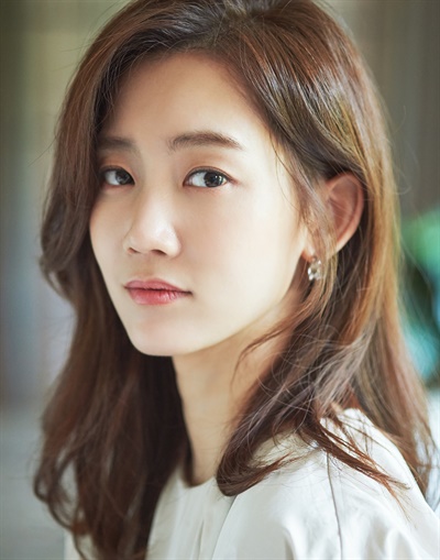  tvN 드라마 <슬기로운 의사생활>의 배우 신현빈 인터뷰 사진