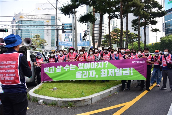 출근선전 후 김재남 부산차별철폐대행진 단장의 마무리 발언을 경청하는 참가자들