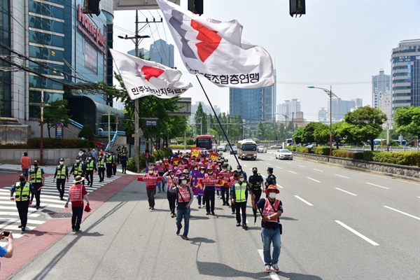 상공회의소 앞 집회 후 행진에 나선 대행진단