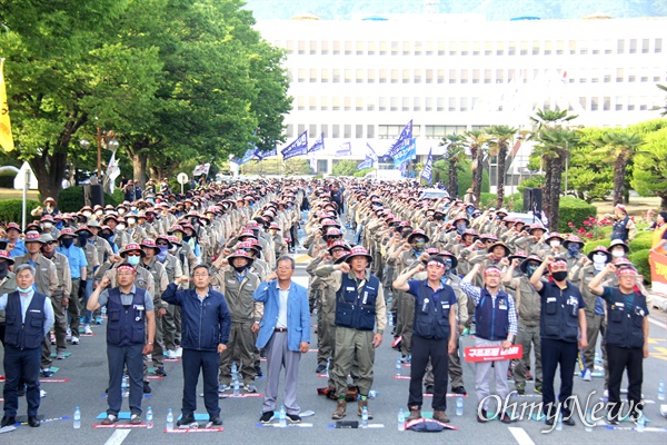  전국금속노동조합 경남지부는 6월 4일 오후 6시 경남도청 오른쪽 진입로에서 "구조조정 분쇄, 노동자 생존권 사수 결의대회"를 열었다.