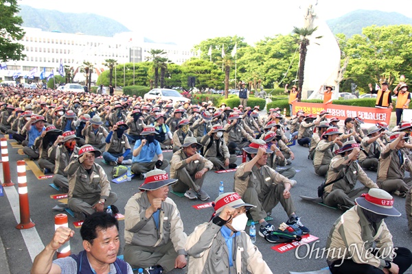 전국금속노동조합 경남지부는 6월 4일 오후 6시 경남도청 오른쪽 진입로에서 "구조조정 분쇄, 노동자 생존권 사수 결의대회"를 열었다.