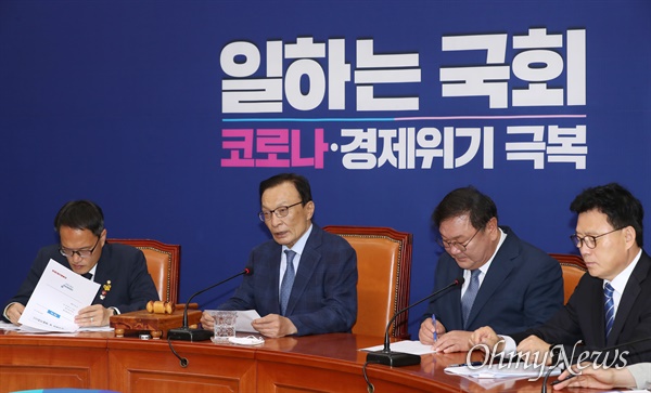 더불어민주당 이해찬 대표가 5일 오전 서울 여의도 국회에서 최고위원회의를 주재하고 있다.