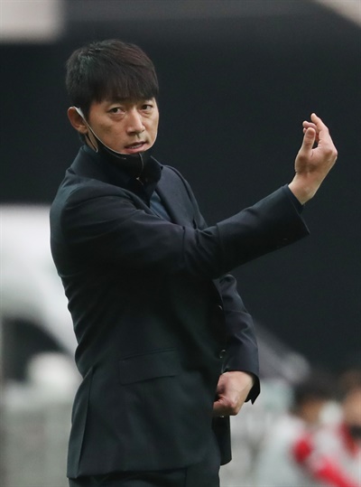  5월 31일 서울월드컵경기장에서 열린 2020 K리그1 FC서울과 성남FC의 경기에서 성남FC 김남일 감독이 작전 지시를 하고 있다. 