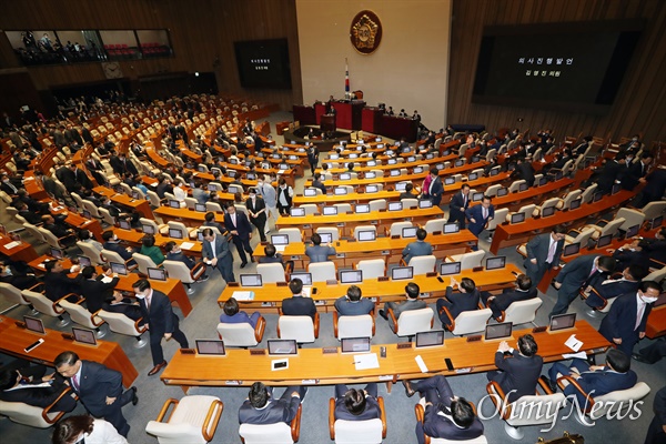 5일 서울 여의도 국회 본회의장에서 열린 제21대 국회 첫 본회의 도중 미래통합당 의원들이 퇴장하고 있다. 
