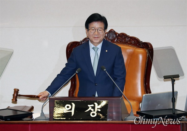  5일 서울 여의도 국회에서 열린 제21대 국회 첫 본회의에서 박병석 국회의장이 의사봉을 두드리고 있다. 