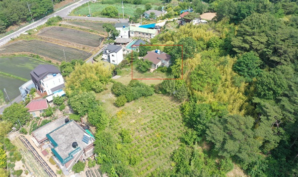 경남 양산시 하북면 지산리 평산마을 일대. 문재인 대통령 내외는 퇴임 후 이 마을 한 주택(붉은 선)을 개축해 사저로 사용한다.