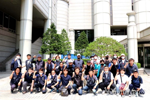 한국지엠 창원, 부평, 군산공장의 비정규직들이 6월 5일 서울고등법원에서 '불법파견' 선고를 받은 뒤 함께 투쟁을 외치고 있다.