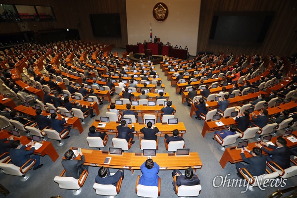 지난 6월 5일, 제21대 국회 첫 본회의가 여의도 국회 본회의장에서 열리고 있는 모습. 