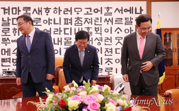 박병석 국회의장(가운데)과 김태년 더불어민주당 원내대표(왼쪽), 주호영 미래통합당 원내대표가 지난5일 국회 의장실에서 만나 기념촬영한 뒤 자리에 앉고 있다. 