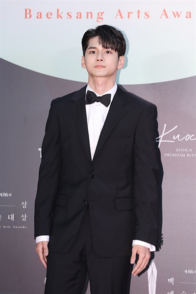 '백상' 옹성우, 젠틀한 신사 옹성우 가수 및 배우가 5일 오후 열린 제56회 백상예술대상 레드카펫에서 포즈를 취하고 있다. 
