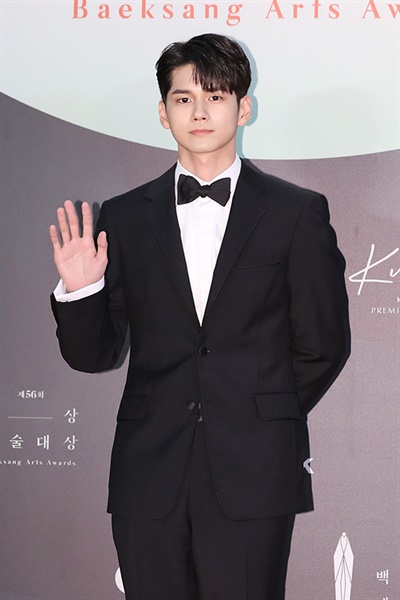 '백상' 옹성우, 젠틀한 신사 옹성우 가수 및 배우가 5일 오후 열린 제56회 백상예술대상 레드카펫에서 포즈를 취하고 있다. 
