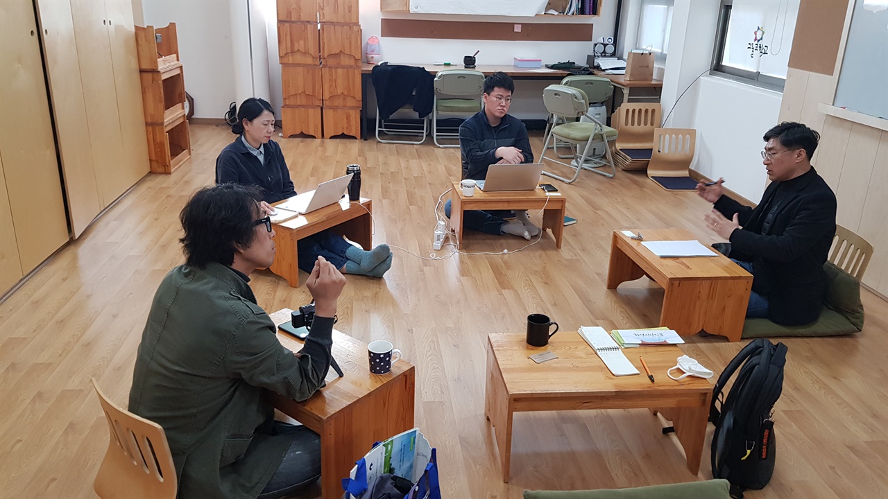 경기도 화성 봉담에 위치한 그물코연구소에서 오세욱 대표를 만나 민주시민교육 실천에 대해 물었다. 
