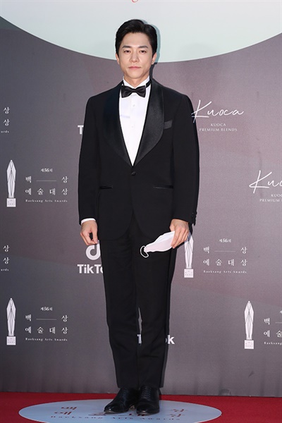 '백상' 김영민, 대세의 세계로 김영민 배우가 5일 오후 열린 제56회 백상예술대상 레드카펫에서 포즈를 취하고 있다.