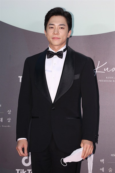 '백상' 김영민, 대세의 세계로 김영민 배우가 5일 오후 열린 제56회 백상예술대상 레드카펫에서 포즈를 취하고 있다.