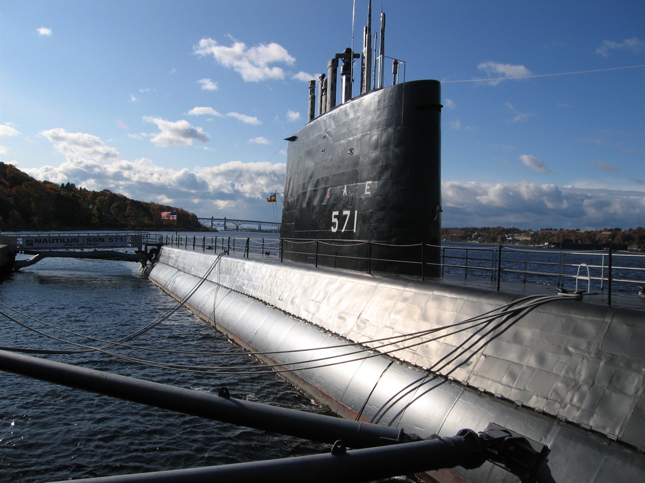  SSN-571 노틸러스는 1980년 퇴역했으며, 1982년 미국의 국가 역사 랜드마크에 지정되었다. 사진에서 보듯 노틸러스 호는 현재 코티컷의 그로튼에 위치한 잠수함대 잠수함 및 박물관에 박물관 배로 보존되어 있다.
