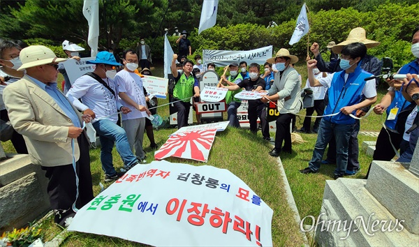  민족문제연구소대전지부와 국가공무원노동조합, 광복회대전지부, 대전충청5.18민주유공자회, 대전민중의힘, 대전청년회 등은 6일 오전 제65회 현충일을 맞아 대전 유성구에 위치한 국립대전현충원 장군1묘역에서 '친일반민족행위자, 국가폭력 관련자 등 묘 이장을 위한 국립묘지법 개정 촉구 시민대회'를 개최했다. 사진은 김창룡 묘에서 파묘 퍼포먼스를 하고 있는 장면.