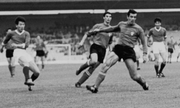 FIFA 홈 페이지 북한의 박두익이 1966년 잉글랜드 FIFA월드컵 이탈리아와의 경기에서 결승골을 터뜨리고 있다.