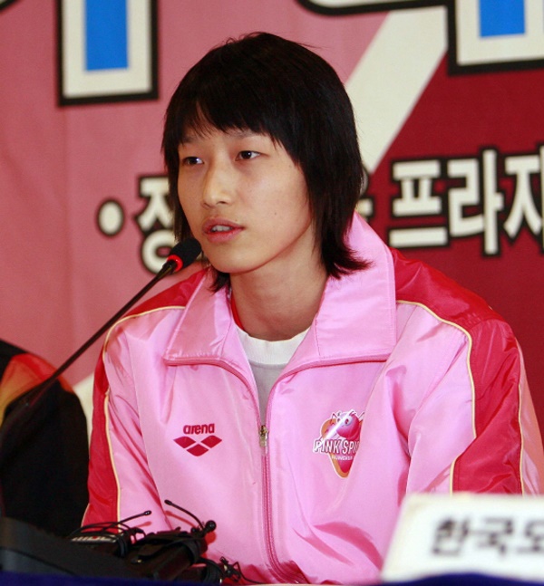  V리그 데뷔 후 4시즌 동안 3번의 우승을 이끌었던 '여제' 김연경이 11년 만에 분홍거미군단에 합류한다.