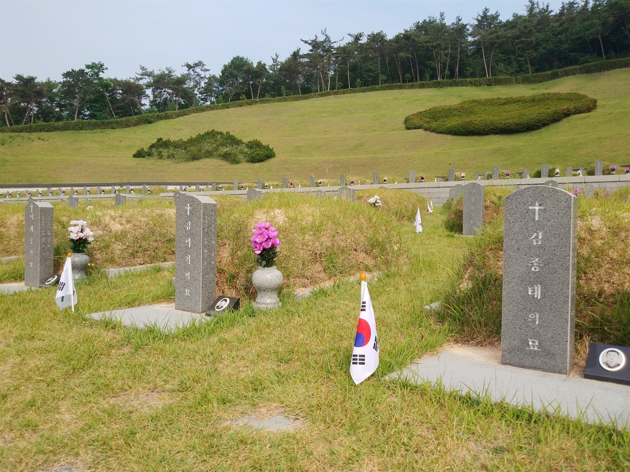김의기 열사 묘소 왼편에는 5.18 당시 최초의 희생자로 알려진 전북대학생 이세종 열사가 잠들어 있다. 국립 5.18 민주묘지에 가거든, 이 세 청년의 묘소를 찾아 참배하길 권한다.