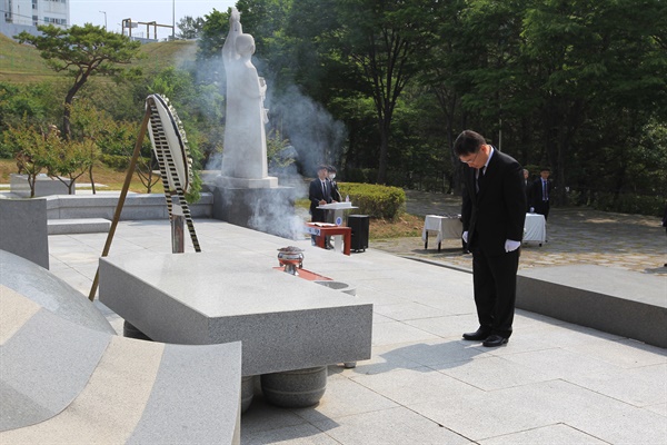 권순기 경상대학교 신임 총장이 임기 시작 첫날인 6월 7일 오전 보직교수들과 함께 진주시 충혼탑을 참배하고 있다.