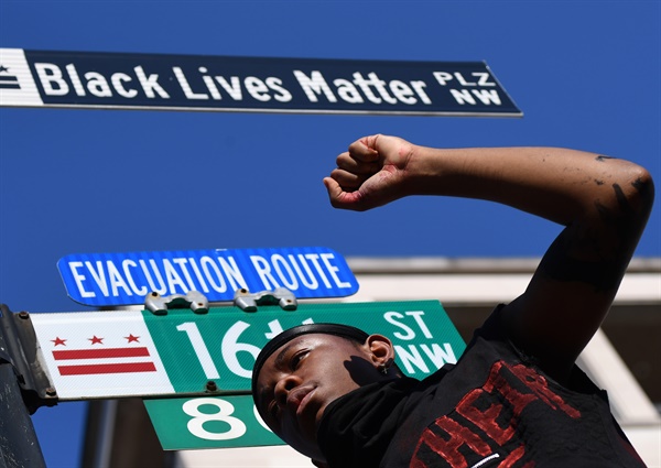 6일(미국 현지시각) 워싱턴D.C.에서 열린 'Black Lives Matter'(흑인의 생명은 소중하다) 인종차별 반대집회 모습. 