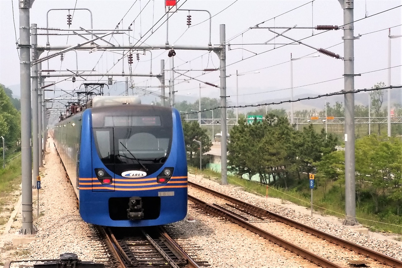 인천국제공항철도 직통열차의 모습. 직통열차가 임시열차로 운행되어 시민들에게 선물을 안겼다.
