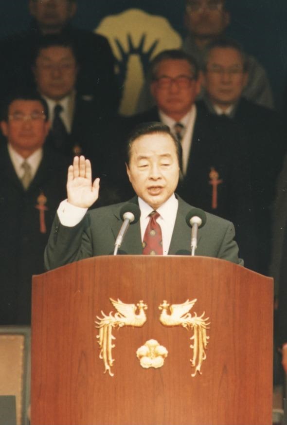 제14대 김영삼 대통령이 취임선서를 하고 있다(1993. 2. 25.).